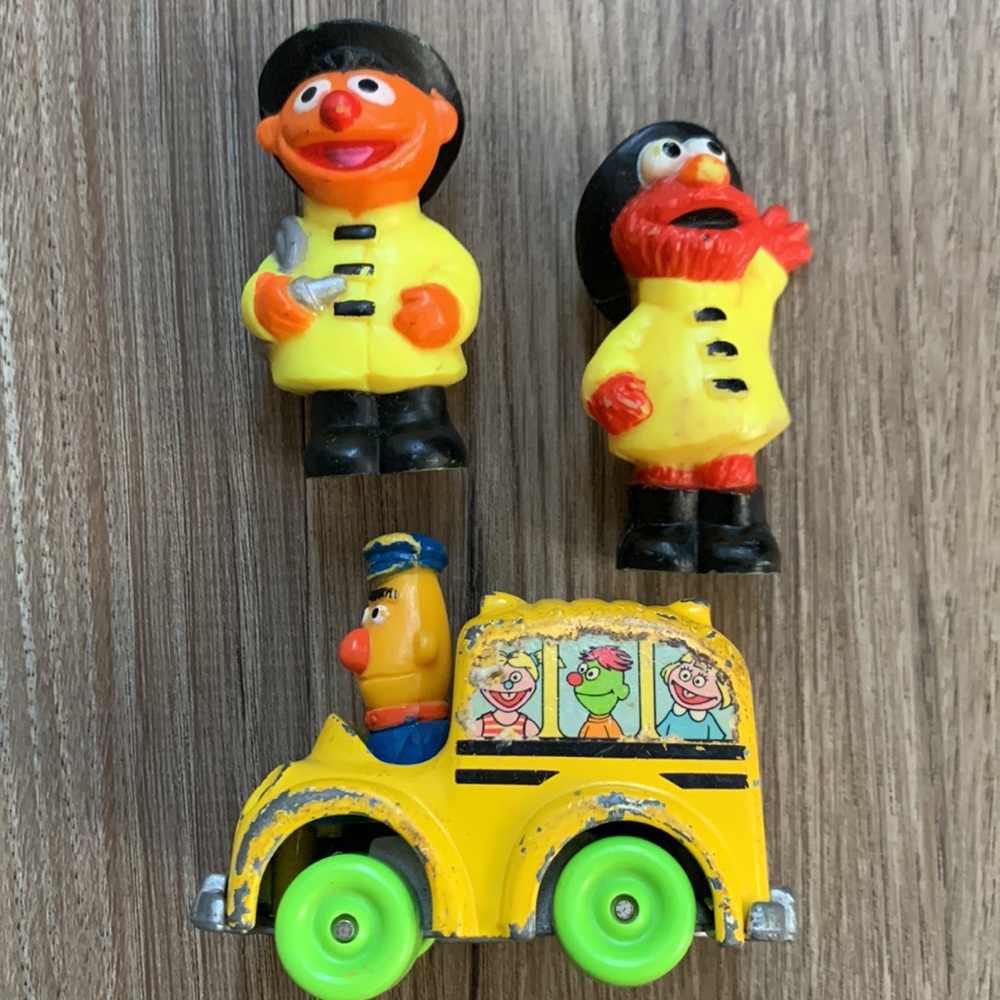 Vintage Sesame Street Muppet Bus Bert Firefighter Elmo Ernie figurines Playskool